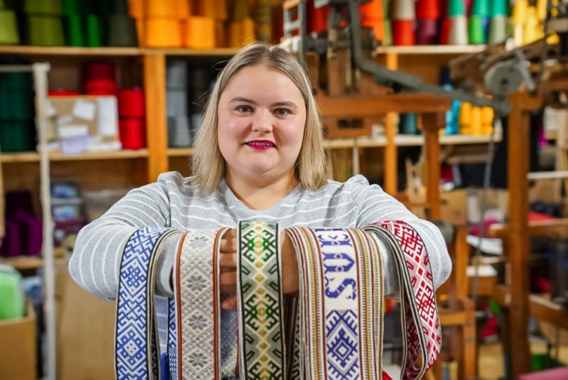 Iš kartos į kartą: Uliūnų audėja U. Salikaitė-Pranckūnienė atgaivina lietuviškas juostas šiuolaikiniam gyvenimui  Skaitykite plačiau JP.lt